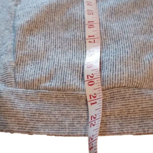 𝅺tommy Hilfiger cowl neck top. Pretty fabric and style. Size medium. - Picture 11 of 12